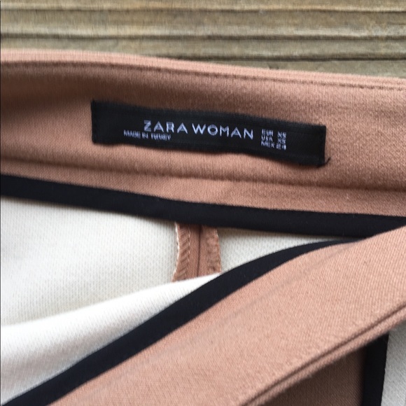 SOLD. Sleek Zara pencil skirt - Picture 3 of 4